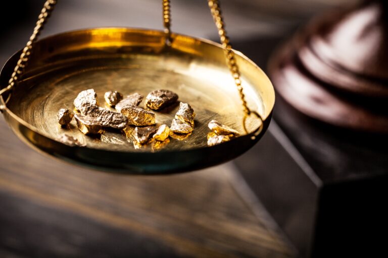 Goldwaage als Symbol für Präzision im Wissenschaftslektorat